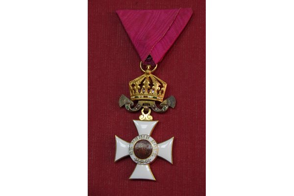 Орденът "Свети Александър", в който присъства образец на царска корона, инкрустирана със скъпоценни камъни в цветовете на българското знаме.