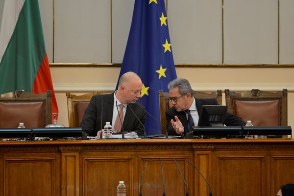 Депутатите да не се държат по “йорданцоневски”, призова председателстващият Народното събрание Росен Желязков след поредния скандал в пленарната зала по време на дебатите по Изборния кодекс.