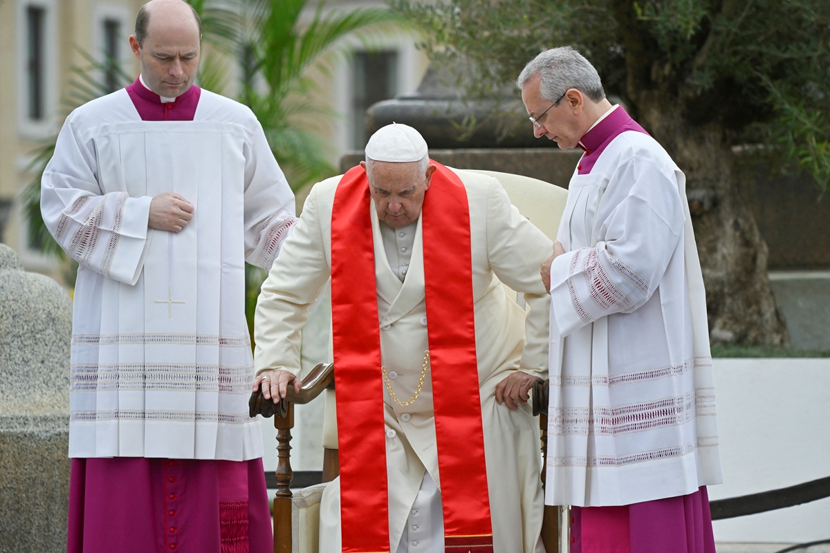 Папа Франциск присъства на служба за Цветница, ден след като излезе от болница