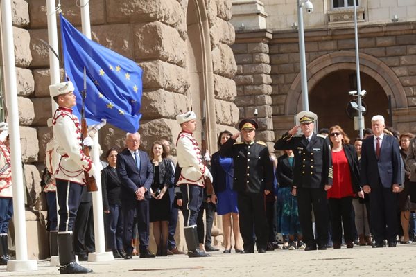Церемонията по издигането на знамето на Европейския съюз пред сградата на Президентството СНИМКА: Румяна Тонева