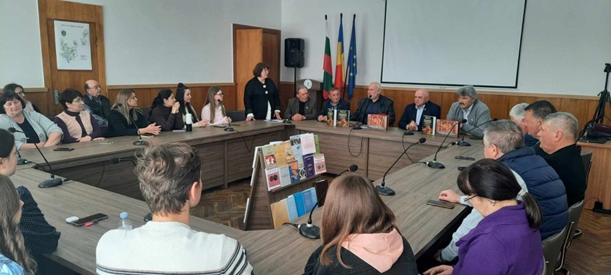Проф. Николай Овчаров представя новата книга пред преподавателите в Българския университет в Тараклия