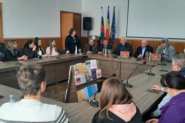 Проф. Николай Овчаров представя новата книга пред преподавателите в Българския университет в Тараклия