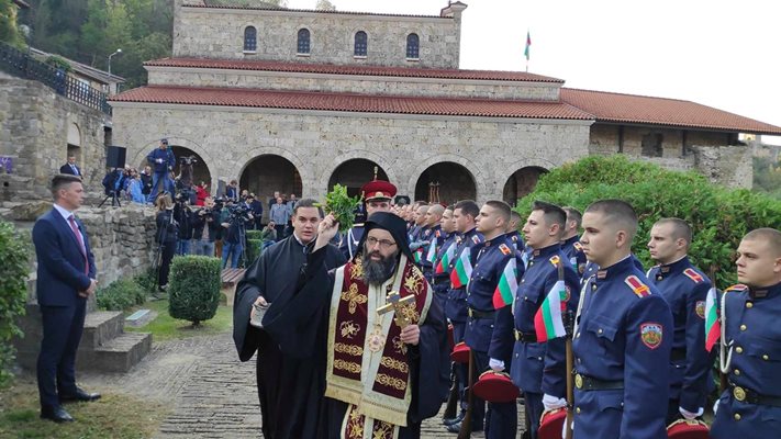 Епископ Матей отслужи водосвет и поръси бойното знаме на ВТУ и знамената на училикща и организации