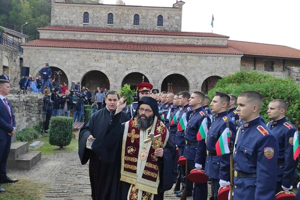 Епископ Матей отслужи водосвет и поръси бойното знаме на ВТУ и знамената на училикща и организации