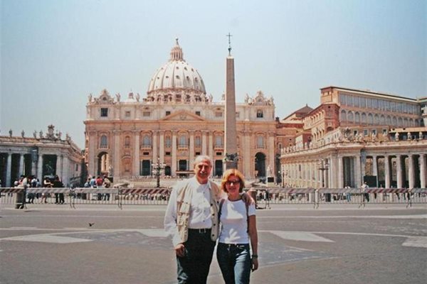 Певецът и съпругата му Веселина на разходка по централния площад на Рим 
СНИМКА: ЛИЧЕН АРХИВ
