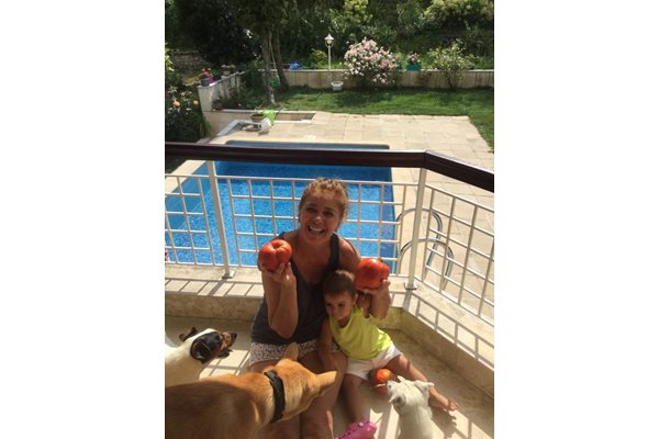 С любимата си внучка Катерина и кучетата им в семейната къща в Кокаляне. Там актрисата отглежда чудни домати, а отскоро се грижи и за кошер с пчели.