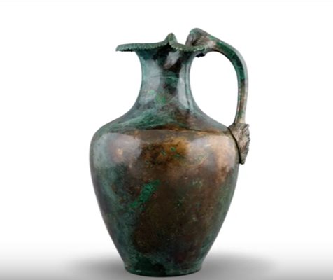Експонат от колекцията - кана за вино от древногръцка керамика Кадри: YouTube