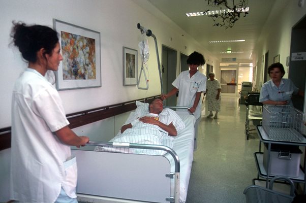 В някои болници имат готовност при нужда да бъдат преструктурирани отделенията. 