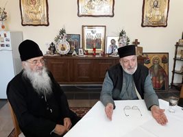 От ляво на дясно: отец Добри Чаков и митрополит Амвросий. Снимка: Авторът