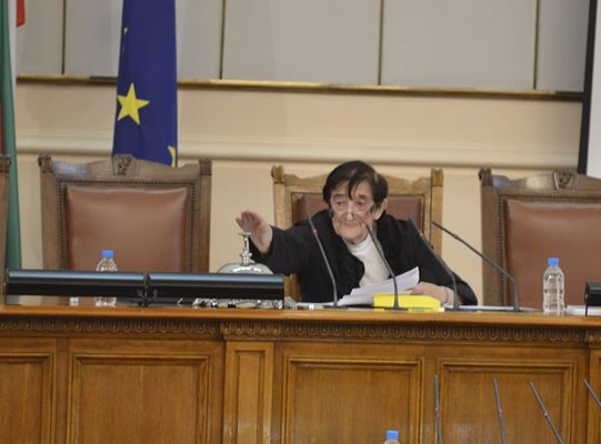 Мика Зайкова води първото заседание като най-възрастния депутат.