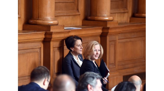 Антоанета Цонева и Надежда Йорданова по време на дебатите в парламента 