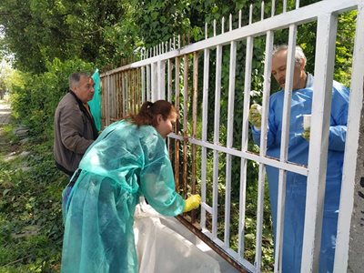 Украинки боядисват оградата на бившата белодробна болница в Пловдив, която ще се превърне в център за настаняване.
СНИМКА: РАДКО ПАУНОВ