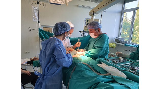 Доц. Божидар Славчев и д-р Наталия Петракиева по време на сложна операция, която те направиха за първи път в света.
СНИМКА: АРХИВ НА БОЛНИЦАТА