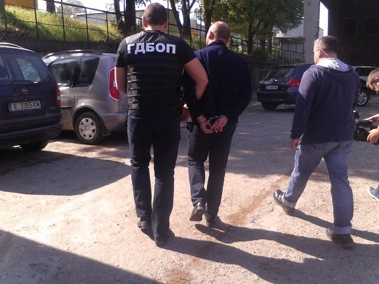 Агенти на ГДБОП извеждаха един по един задържаните служители в ДАИ - Благоевград