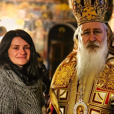 Годеницата на Скатов - Шени Бензеш, го почете в манастир