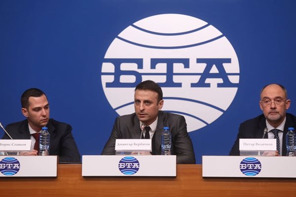 Димитър Бербатов с Борис Станков (вляво) и Петър Величков (вдясно), които са в ядрото на екипа му. СНИМКА: НИКОЛАЙ ЛИТОВ