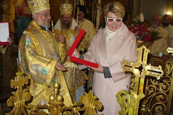 Дядо Киприан връчва църковна награда на руския посланик у нас Елеонора Митрофанова.
Снимка: Ваньо Стоилов