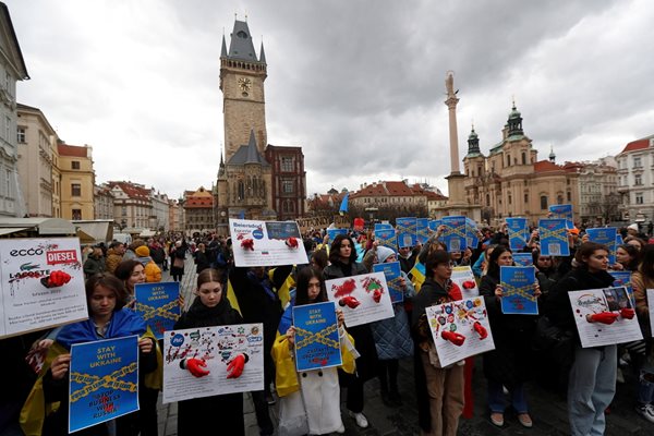 Жители на Прага, Чехия участват в протест по повод годишнината от руската инвазия в Украйна
СНИМКА: Ройтерс