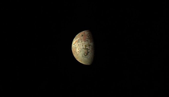 Сондата "Джуно" пристига край спътника на Юпитер Йо