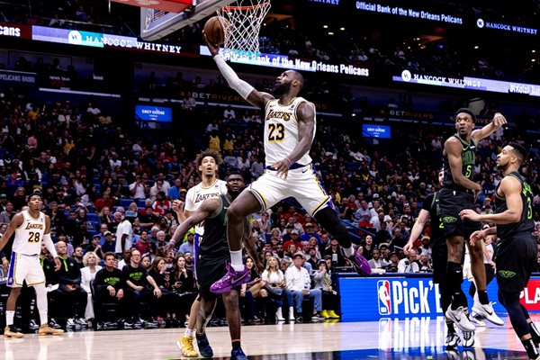 LeBron James puts the ball in the New Orleans basket during the victory of his Lakers.  In this game, the so-called King passed the mark of 11,000 assists in the regular season in the league.