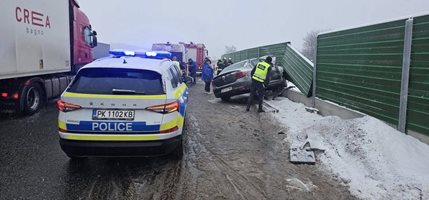 Кола се вряза в шумозащитни съоръжения край Перник