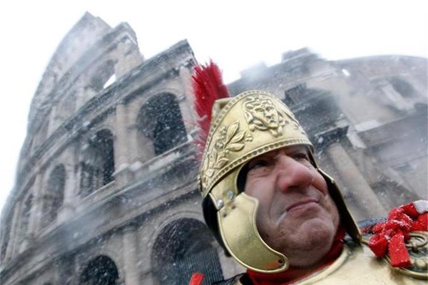 Гладиатор пред Колизеума в Рим също бе изненадан от снега, най-силен от 24 г. насам.