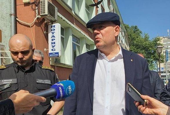 Главният прокурор Иван Гешев и главният секретар на МВР Ивайло Иванов (вляво) пристигнаха в харманлийското село Браница заради престъплението.