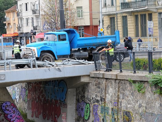 Камион замалко за полети от Лъвов мост