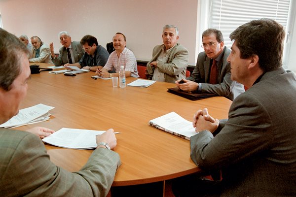 Лидерите на партиите от“Коалиция за България” се събират многократно през лятото на 2001 г. да обсъждат кандидатурата на левицата за президент.