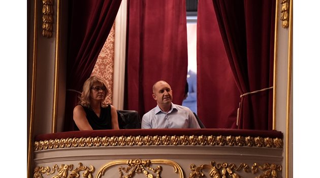 Десислава и Румен Радеви в ложата на Народния театър гледат "Опашката".
СНИМКА: СТЕФАН Н. ЩЕРЕВ/ НАРОДЕН ТЕАТЪР