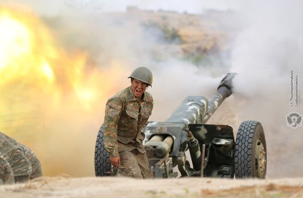 Арменски войник стреля с артилерия срещу азербайджански сили в района на Нагорни Карабах.
СНИМКА: РОЙТЕРС