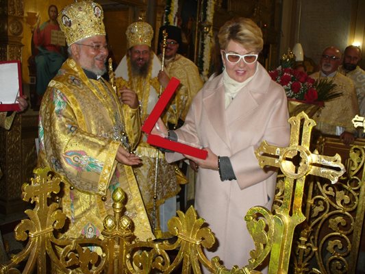 Дядо Киприан връчва църковна награда на руския посланик у нас Елеонора Митрофанова.
Снимка: Ваньо Стоилов