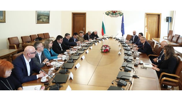 Премиерът Николай Денков и финансовият министър Асен Василев обсъдиха със синдикатите параметрите на бюджета за 2024 г.