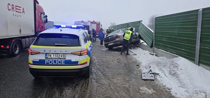 На място има пожарна и полиция
Снимка: Facebook/ Катастрофи и Нарушения в България