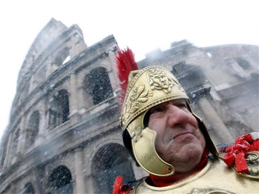 Гладиатор пред Колизеума в Рим също бе изненадан от снега, най-силен от 24 г. насам.