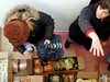 Дават пакети с храна на бежанци и първолаци