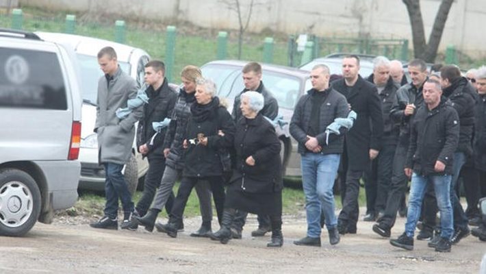 На погребението на бащата на Йоца Амстердама се изсипва елитът на балканската мафия