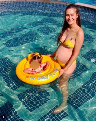 Бременната грация в басейна с дъщеричката си