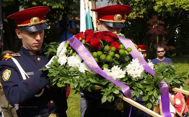 С военен ритуал бяха поднесени венци и цветя на паметника "Майка България"