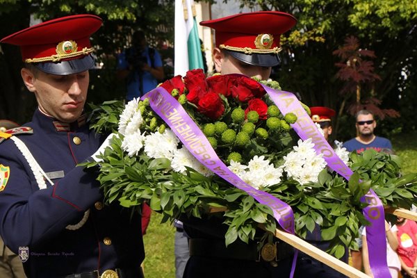 С военен ритуал бяха поднесени венци и цветя на паметника "Майка България"