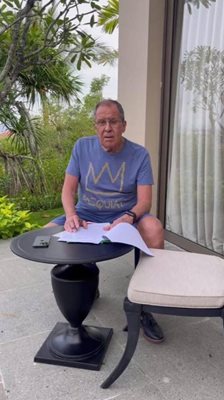Захарова публикува видео с Лавров, седнал на открито във вътрешен двор, облечен в шорти и тениска и четящ документи. Кадър: Телеграм