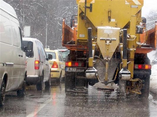 Улици в София са обработени срещу заледяване.