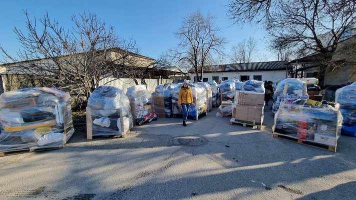 Доброволци опаковаха десетки палета с помощи за хората в Сирия и Турция.