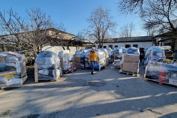 Доброволци опаковаха десетки палета с помощи за хората в Сирия и Турция.