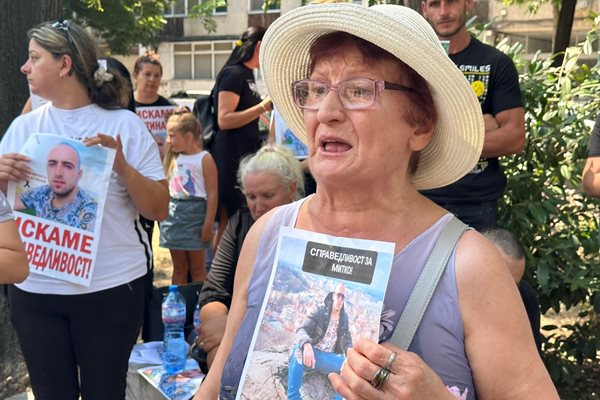 78-годишната баба Стоянка е дошла пред съда в Пловдив в знак на съпричастност.