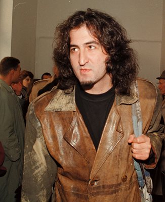1999 г. Дони с буйната си коса е един от музикалните секссимволи