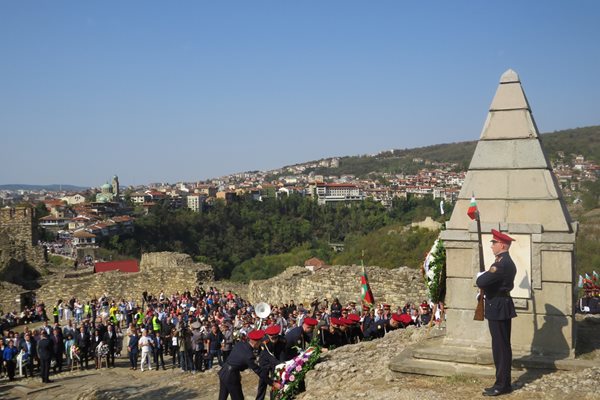 Пирамидата на независимостта в крепостта бе обсипана с венци от държавни, мъже, институции, политици и граждани