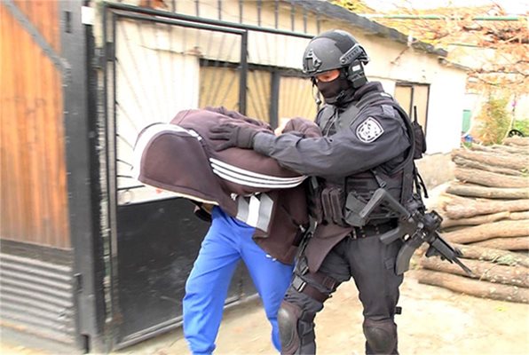 Спецполицаи арестуват хората на Йоско