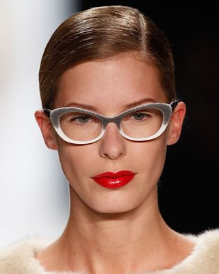 СЕГА: Модел на котешки очила с диоптрични стъкла, чиято рамка е в бяло и черо.