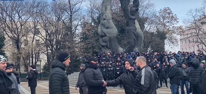 Протестиращите изпяха актуалния и стария химн на страна.